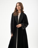 عباية من قطعتين كريب و مخمل مع تدخيلات دانتيل بقصة...