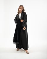 عباية من قطعتين كريب و مخمل مع تدخيلات دانتيل بقصة...