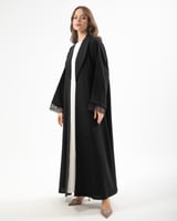 عباية من قطعتين كريب و مخمل مع تدخيلات دانتيل بقصة...