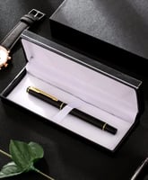 قلم جاف اسود على ذهبي