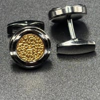 كبك دايموند فضي غامق على اسود شكل دائري