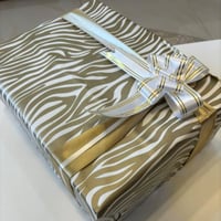 تغليف ورقي و شريطة وكرت نفس الصورة