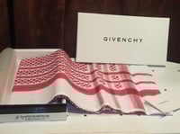 طقم جفنشي الفاخر بالورد (شماغ +قماش ابيض)