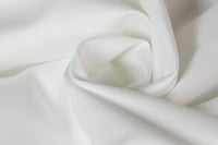 قماش نيوم ناعم طايح ابيض او كريمي