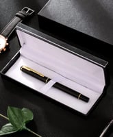 قلم جاف اسود على ذهبي