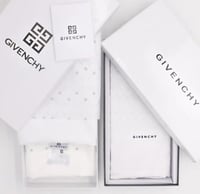 عرض شهر الخير بكج شماغ جيفنشي ابيض + قماش جيفنشي ا...