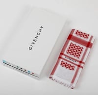 عرض مؤقت شماغ جيفنشي واحد عليك وثنين علينا