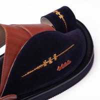 حذاء شرقي مطرز طبي