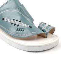 حذاء شرقي طبي مطرز