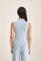 بلوزة محبوكة بلا أكمام