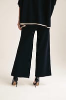 بنطلون بقصة واسعة