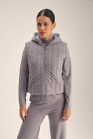 جاكيت محبوك بلا أكمام