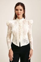 بلوزة دانتيل بأكتاف منفوخة