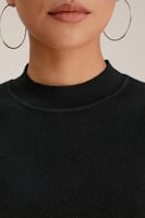 بلوزة محبوكة بتفاصيل مزمومة