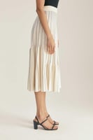 تنورة مقلمة بكسرات