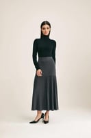 تنورة بقصة ضيقة من أعلى