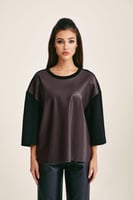 بلوزة بتفاصيل جلد