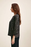 بلوزة مطبعة بقصة واسعة