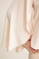 بلوزة بأكمام كيب وياقة لامعة