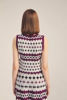 بلوزة مطبعة بدون أكمام