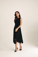 فستان مخمل مطرز بالورود