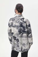 قميص واسع بنقوش موردة