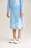 تنورة مطرزة بالورود