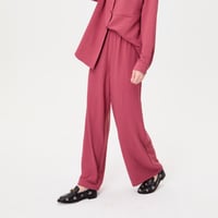 بنطلون بقصة واسعة