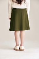 تنورة مزينة بإبزيم معدني