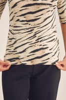 بلوزة بطبعة زيبرا