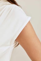 بلوزة بأكمام قصيرة