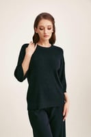 بلوزة محبوكة بأكتاف منسدلة