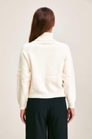 بلوزة محبوكة مطرزة بالورورد