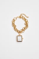 ساعة بإطار مربع