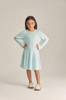 فستان مقلم بقصة واسعة