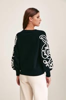 بلوزة بأكمام مزينة بورود