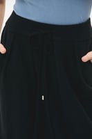 تنورة محبوكة بخصر مطاطي