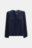 بلوزة بتفاصيل طيات