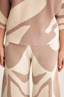 بلوزة محبوكة بنقوش مموجة