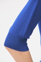 بلوزة بيسك بياقة عالية