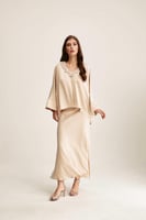 بلوزة بياقة مزينة باللؤلؤ والكريستال