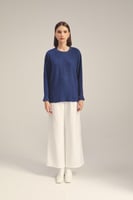 بلوزة محبوكة بقصة واسعة