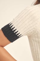 بلوزة محبوكة بأكمام قصيرة