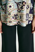 بلوزة موردة بأكتاف منسدلة