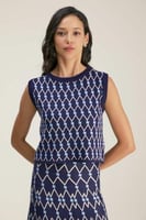 بلوزة بلا أكمام بنقوش هندسية