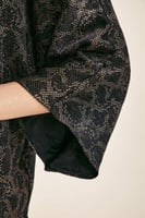 بلوزة مطبعة بقصة واسعة