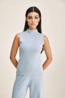 بلوزة محبوكة بلا أكمام