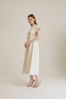 فستان لف مزين بأزرار