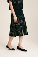 تنورة واسعة بتفاصيل لامعة