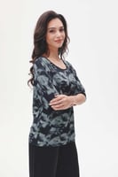 بلوزة مطبعة بقصة واسعة